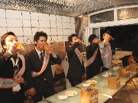 ビール早飲みと豆つまみ競争