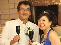 新朗新婦　乾杯ポーズ