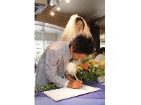 結婚証明書に新郎サイン