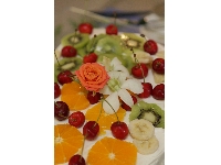 ウエディングケーキ　お花を使ってきれいに飾りつけ
