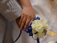 次に結婚できるといいですねウエディングケーキ入刀　新郎新婦手を取り合って
