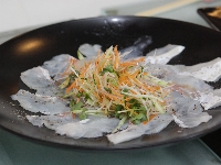 明石産天然真鯛のカルパッチョ　たっぷりの季節野菜とともに