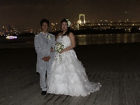結婚式終了後は、お台場の浜辺で記念写真　レインボーブリッジも夜景に