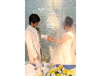 人前式結婚式　指輪の交換　新婦から新郎へ