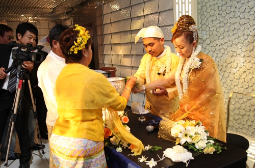 ミャンマー式の結婚式を