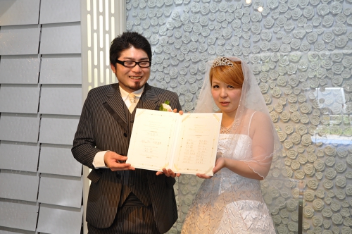 結婚証明書にサイン