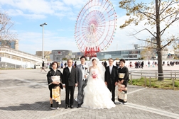 お父さんから結婚式のプレゼントリムジン移動で　観覧車前　撮影