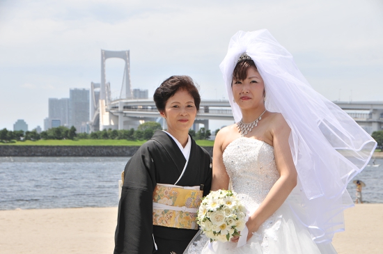 お母様と新婦でポーズ写真