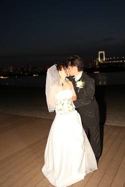 夜景のキス写真