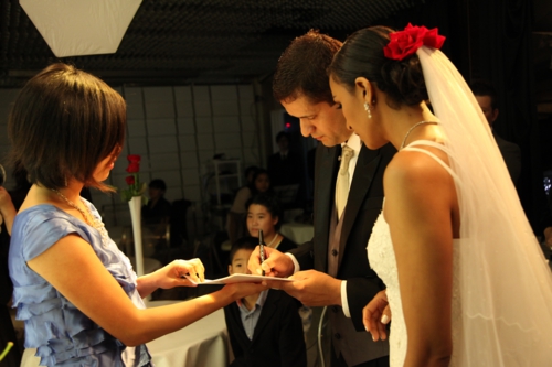 結婚証明書にサイン