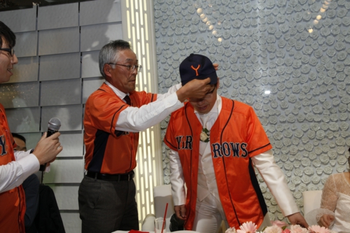 結婚式でユニフォームプレゼント