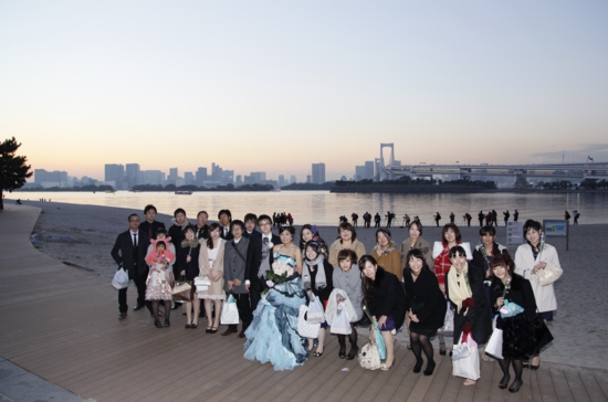 夕焼けのお台場ビーチで集合写真