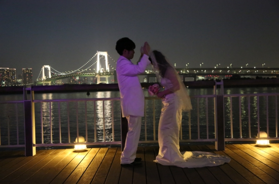 夕焼けのお台場ビーチで集合写真